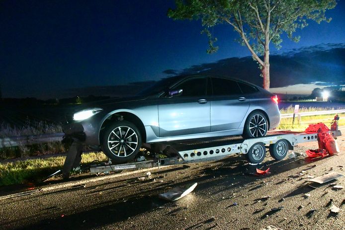 Bij het ongeval langs de Koolskampstraat in Lichtervelde werd de BMW op de trailer door de klap naar voor gekatapulteerd.