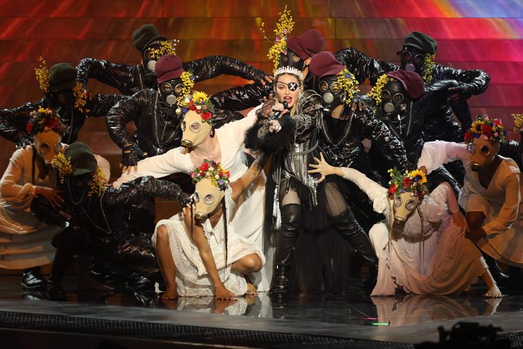 Madonna - met kroon - tijdens het Songfestival in Tel Aviv. Beeld AFP