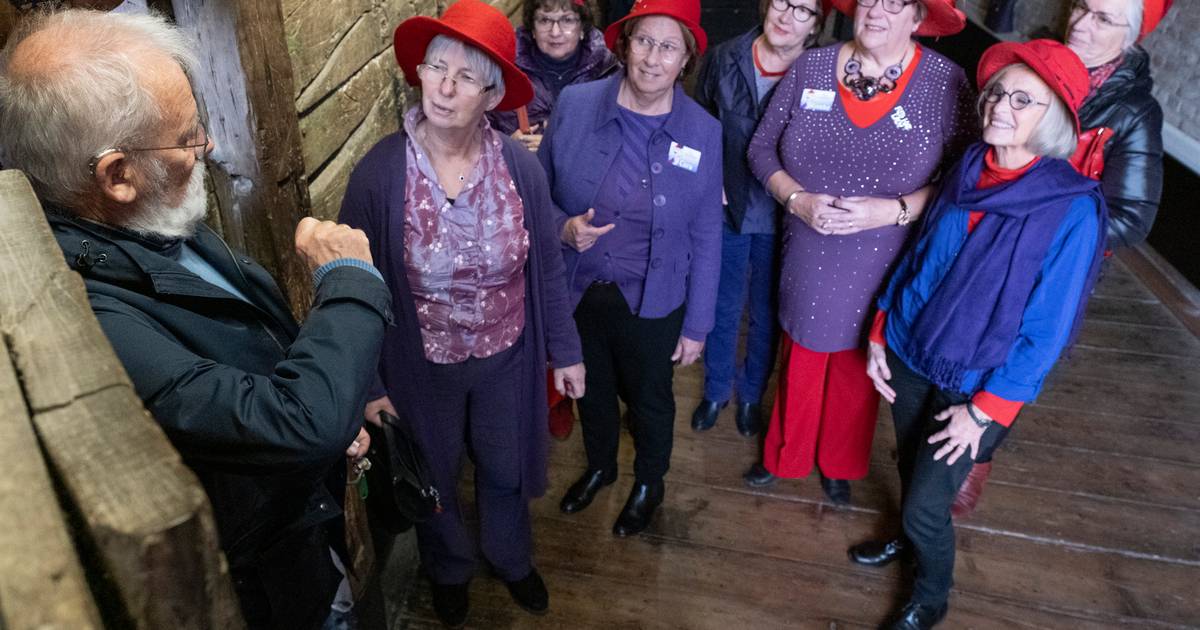 Red Hats trekken altijd bekijks, in Zierikzee | Schouwen-Duiveland pzc.nl