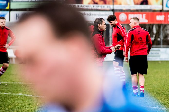 GVV-trainer Freek Wittenrood (derde van rechts) geeft nog wat laatste instructies voor de regioclash met ASH.