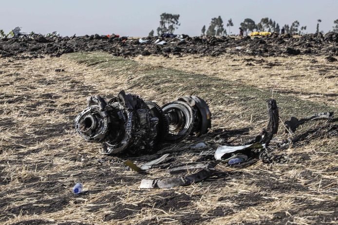 Wrakstukken van de Ethiopische Boeing 737 MAX 8 in een veld.