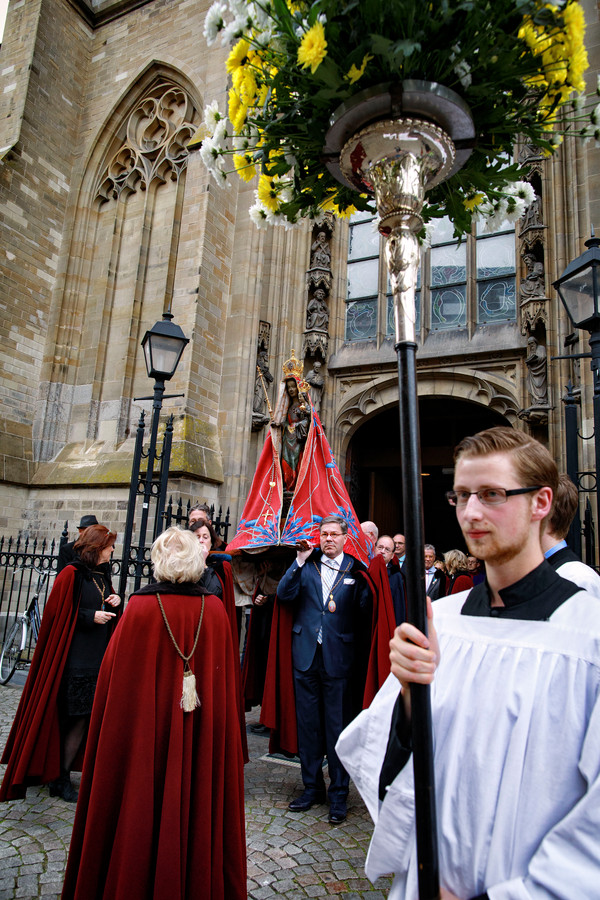 Zoete Lieve Moeder deint op golven van wierook door Den Bosch Foto AD.nl