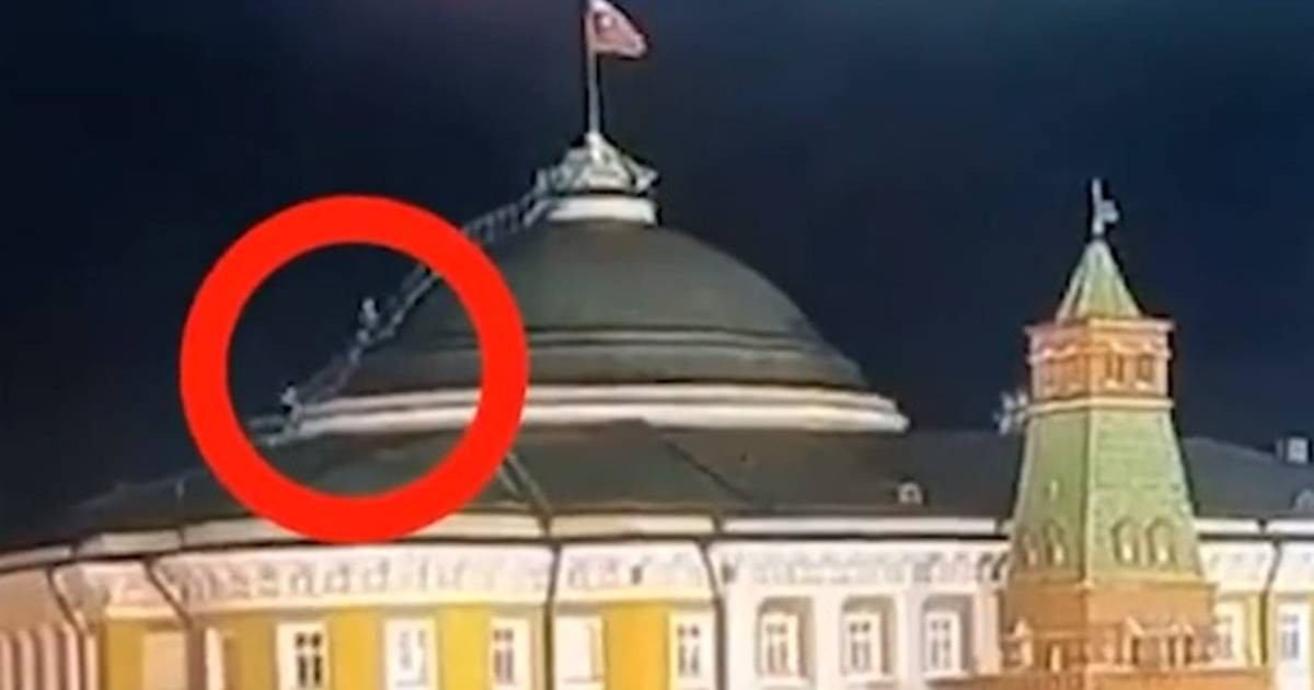 видеть  Когда беспилотник врезался в Кремль, двое мужчин забрались на здание  Война Украина и Россия