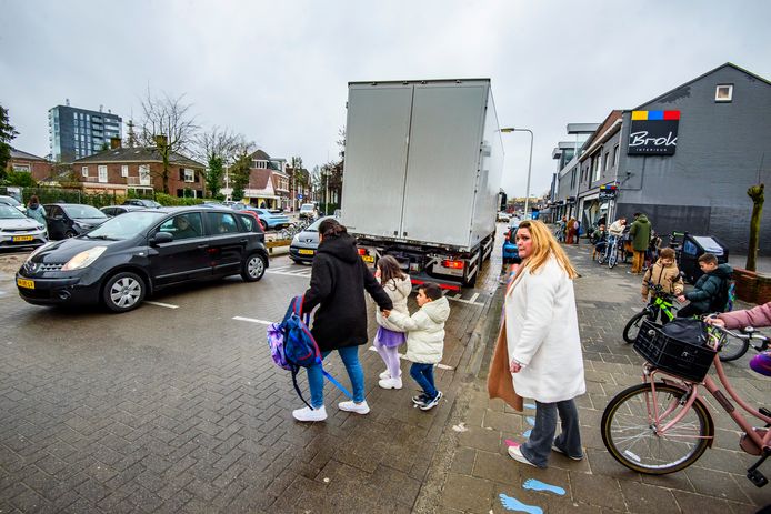 Regisseur Debby Niehenker (witte jas) kijkt toe als Titus Brandsma naar buiten komt.