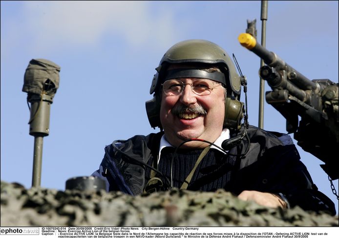 September 2005. André Flahaut woont een oefening bij  van Belgische troepen in het noorden van Duitsland.