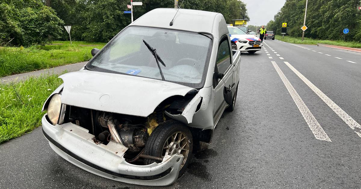 Brommobiel total loss na aanrijding tussen Putten en Nijkerk, weg in één richting dicht.