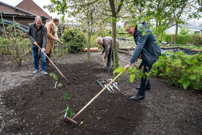 De ‘Pluk de Dag Tuin' is een plek waar mensen die hun partner hebben verloren aan de slag gaan in een gezamenlijke moestuin. (vlnr): Ad Segers, Mascha Witteman-de kKok, Wies van de Meeberg en Sjaak van Schie.