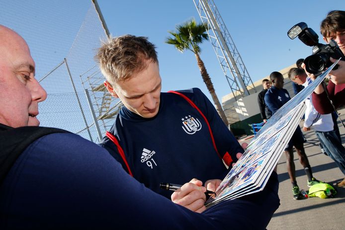 Lukasz Teodorczyk pleziert een fan in La Manga.