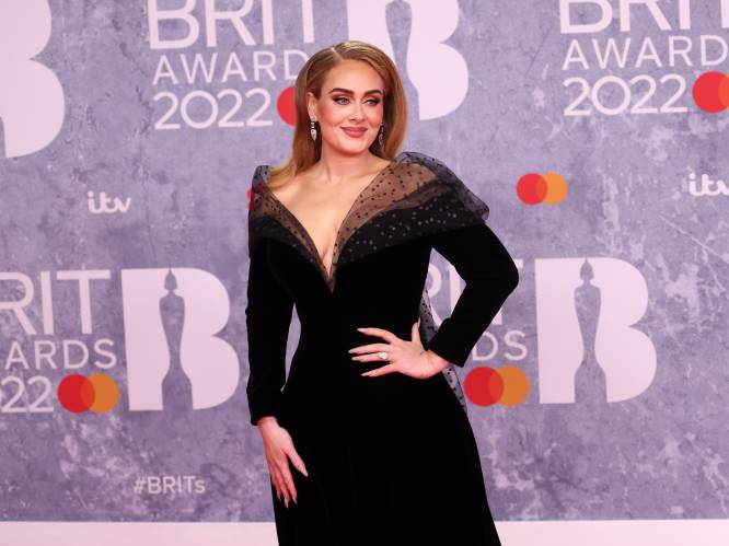 Adele draagt bijna altijd jurken met een ‘Brigitte Bardot-neklijn’. Moderedacteur David legt uit waarom