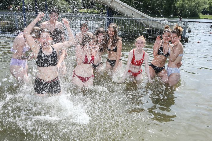 Waterpret aan de Blaarmeersen, maar de rode vlag hangt nog uit: Kato, Tessa en een groepje vrienden uit Hotelschool Gent “wisten zelfs niet dat we niet in het water mochten”