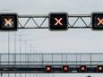 HARMELEN - Rode kruizen boven de A12 welke is afgesloten vanwege werkzaamheden.