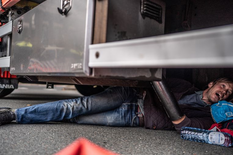 Een activist weigert te vertrekken. Beeld Joris van Gennip