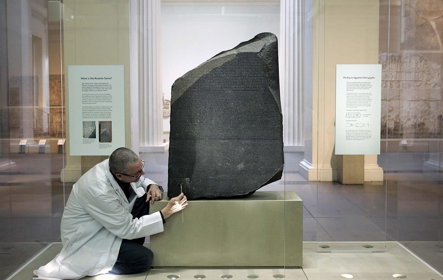 De zogenoemde Steen van Rosetta in het British Museum is een van de bekendste voorbeelden van een kleitablet met onder meer spijkerschrift.