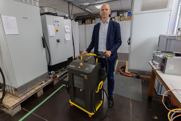 Directeur Michael Colijn demonstreert een mobiele snellader in de bedrijfsruimte van Heliox in Best.