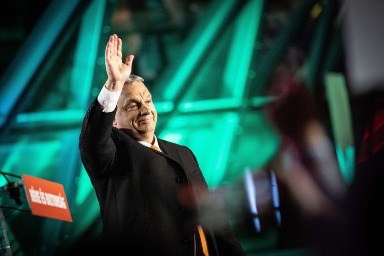 Viktor Orban roept de overwinning uit. Beeld ANP / EPA