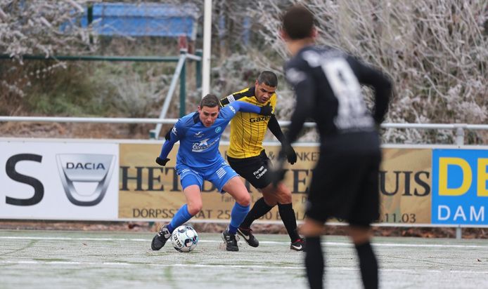 Thomas Wils (in het blauw) vecht een duel uit met Jason Adesanya van Lyra-Lierse.