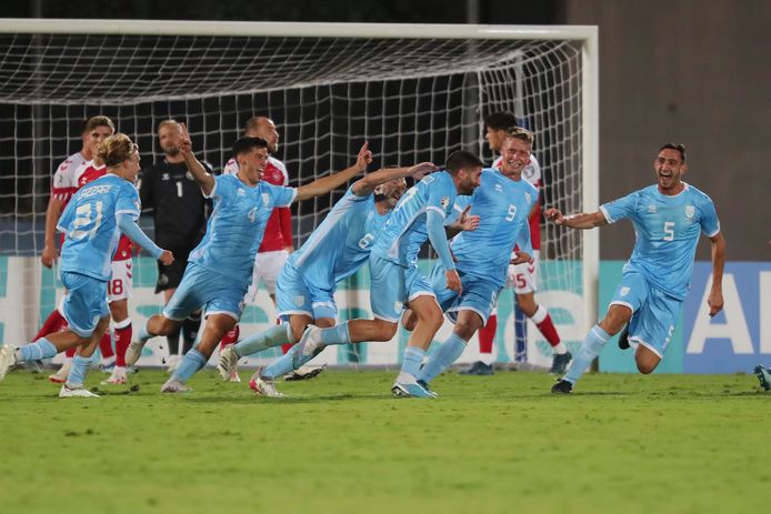 I giocatori sammarinesi festeggiano il loro primo gol nelle qualificazioni agli Europei, ma perdono comunque contro la Danimarca.