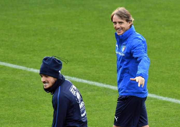 Roberto Mancini tussen zijn spelers.