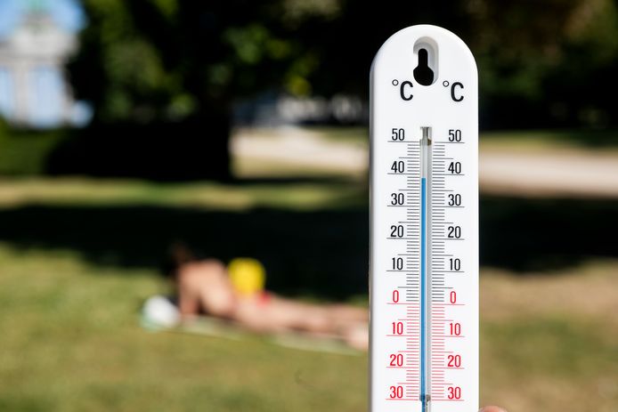 De afbeelding toont een thermometer van bijna 40 graden tijdens de hittegolf in Brussel op dinsdag 19 juli 2022.