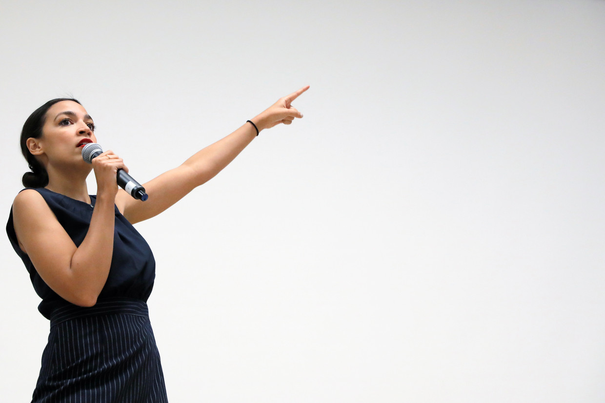 Alexandria Ocasio-Cortez houdt een speech in Queens, New York.  Beeld REUTERS