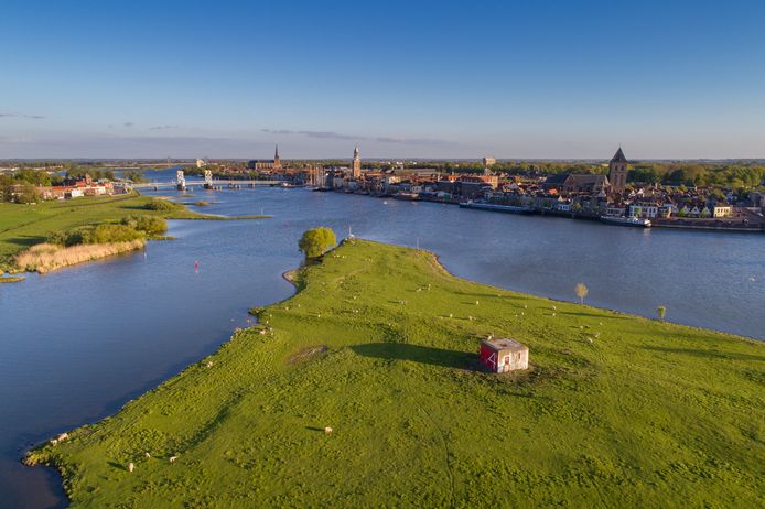 Kampen met op de voorgrond de landtong aan de IJssel die vanaf vandaag afgesloten wordt voor recreatie.