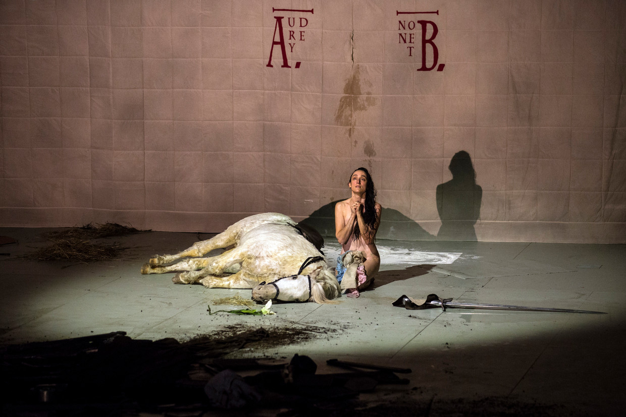 In zijn versie van de opera ‘Jeanne d’Arc au bûcher’ van Arthur Honegger, stelt Castellucci Jeanne d’Arc voor als naakte transgender.