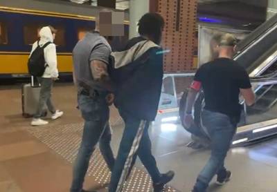 Tiental jongeren vecht op trein in Centraal Station, één jongere krijgt messteek