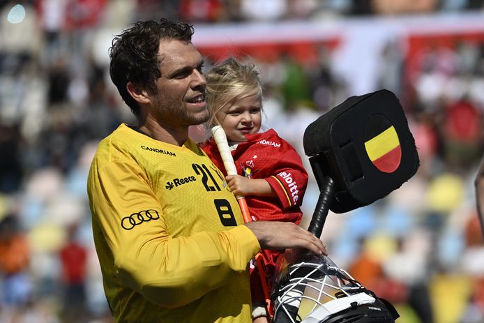 Doelman Vincent Vanasch met dochtertje in de armen na het behalen van het brons tegen Duitsland.