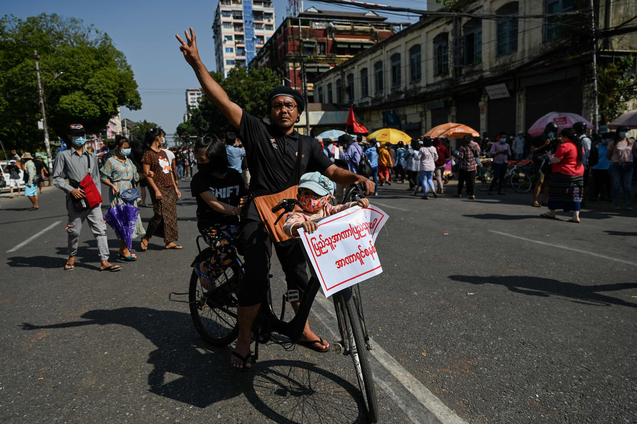 Een demonstrant op de fiets in Yangon.  Beeld AFP
