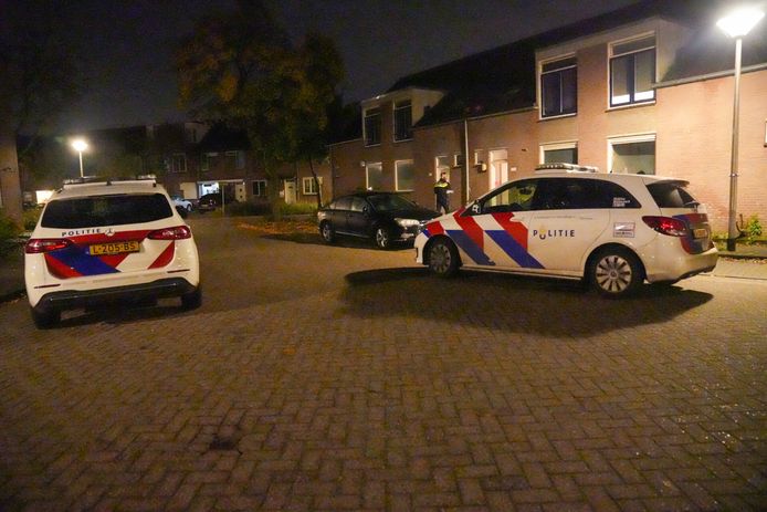 De woning aan de Hollandhof in Helmond werd eerst overvallen. Toen de politie daarna onderzoek deed trof het een grote partij drugs aan.