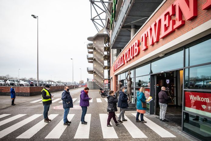 Mensen in de rij bij de Grolsch Veste voor hun boosterprik. Dit beeld is binnenkort verleden tijd.