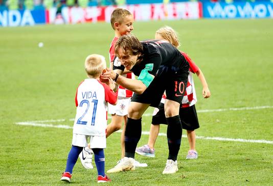 Modric viert met zoon Ivano, zijn dochter Ema en de zoon van Domagoj Vida.
