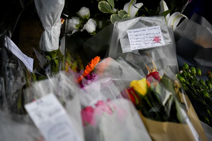 De moord op Amess heeft tot grote ontsteltenis geleid, veel mensen leggen bloemen op de plek waar hij het leven liet.