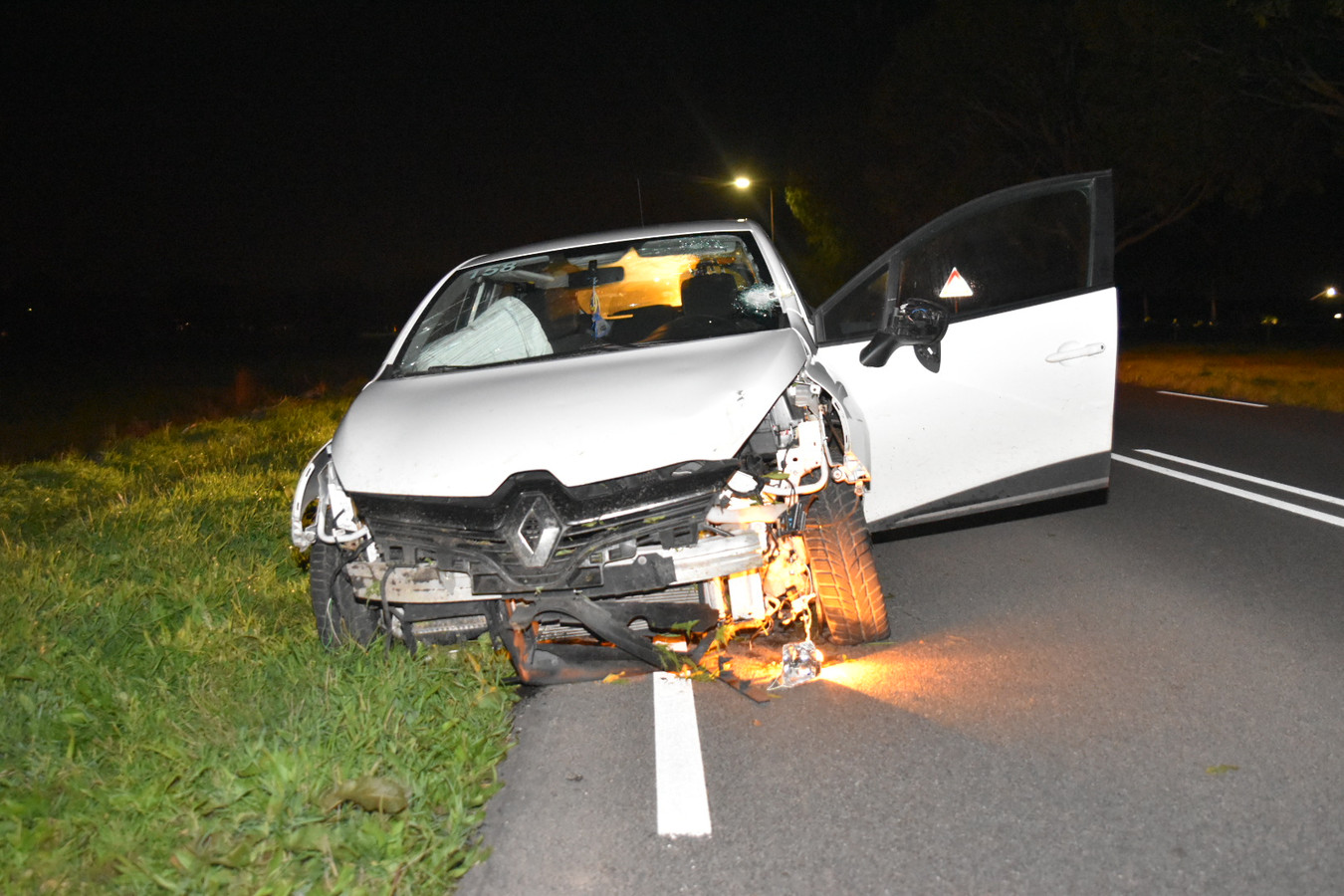 Auto rijdt op hoge snelheid over rotonde in Nederhemert en raakt flink beschadigd Foto AD.nl