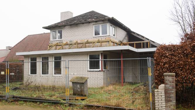 Man bouwt huis in Overdinkel niet af, gemeente Losser wil het nu slopen, op zijn kosten