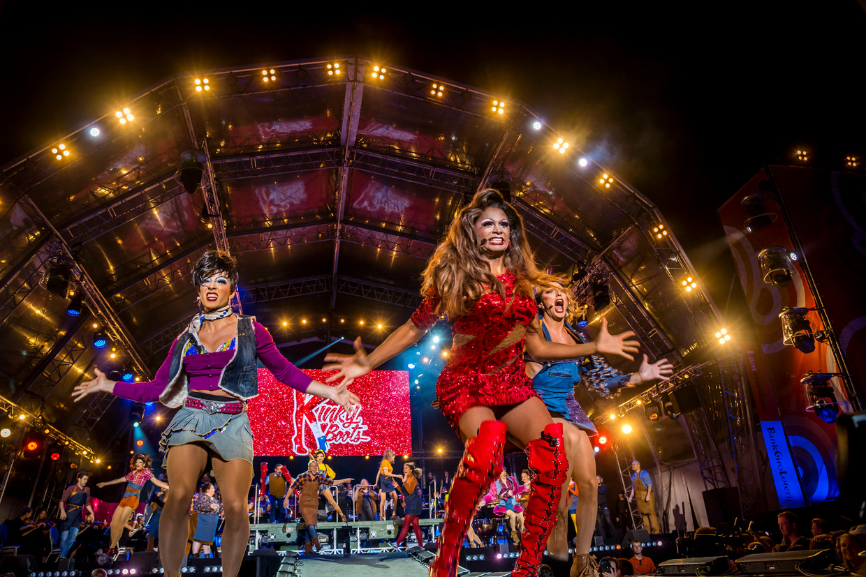 Een impressie van de musical Kinky Boots tijdens de Sing-a-Long als afsluiting van het culturele festival De Uitmarkt in Amsterdam in 2019. Beeld ANP