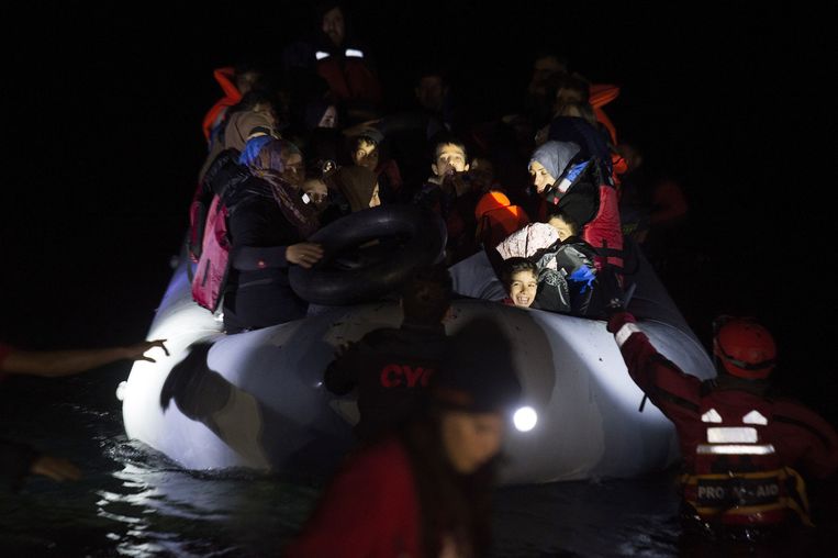 Een rubberboot met vluchtelingen komt aan op het Griekse eiland Lesbos, vanuit Turkije. Beeld getty