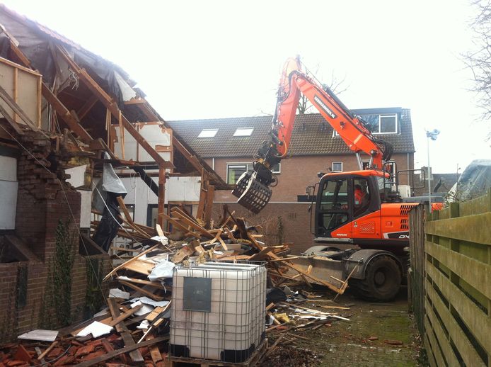 De voormalige kleuterschool aan de Van Galenstraat in Apeldoorn wordt gesloopt.