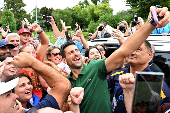 Novak Djokovic, winnaar van de Australian Open, op de foto met fans.