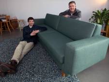 Sallands duo produceert bank als nieuw (maar is dat helemaal niet): ‘Honderd procent gerecycled’