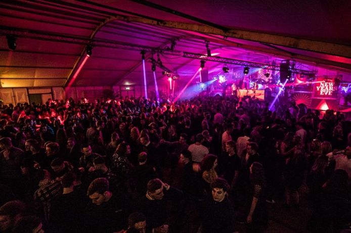 Volle tent tijdens de jaarwisseling 2019-2020 op het Gasfabriek-terrein