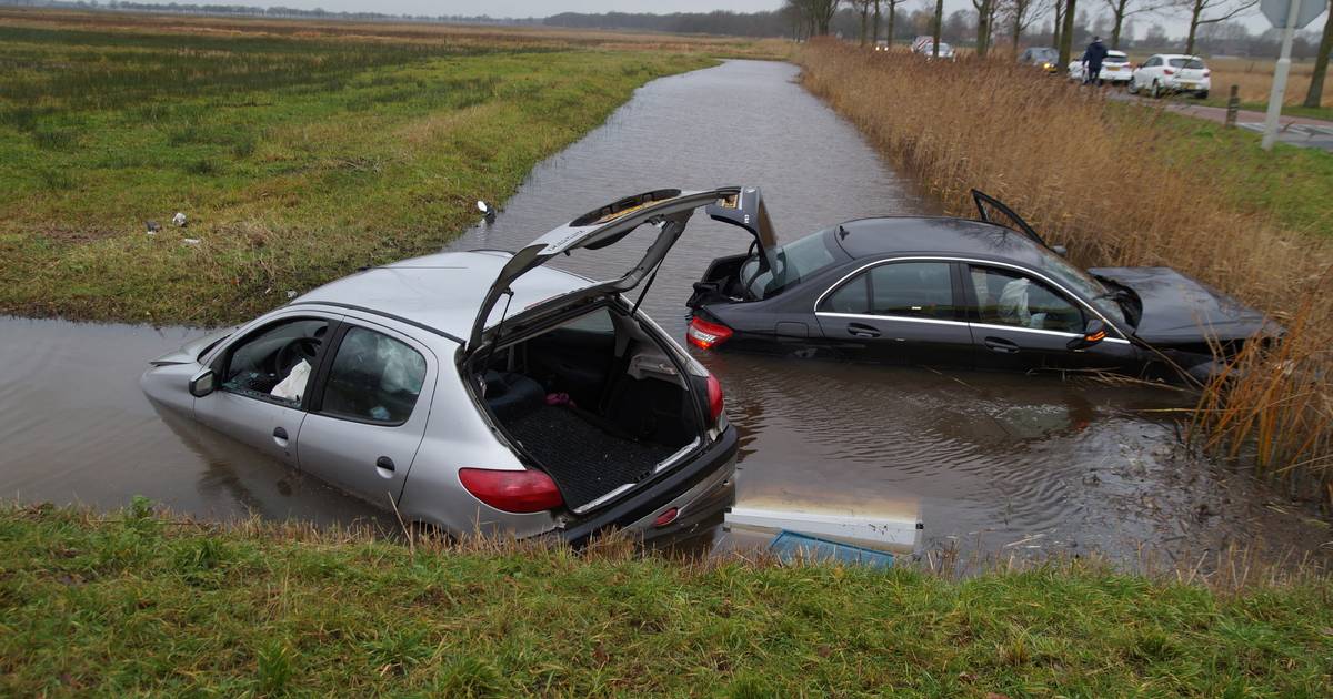 Twee auto’s belanden in het water na botsing in Vlijmen.