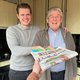 Gidi Heesakkers bezorgt de krant na bij Goos van Gorkum, die de 27ste van zijn zoon viert op de 27ste
