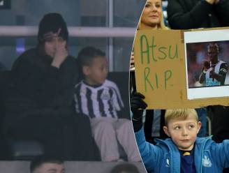 Vrouw van overleden voetballer Christian Atsu samen met twee van hun drie kinderen bij emotioneel eerbetoon in Newcastle