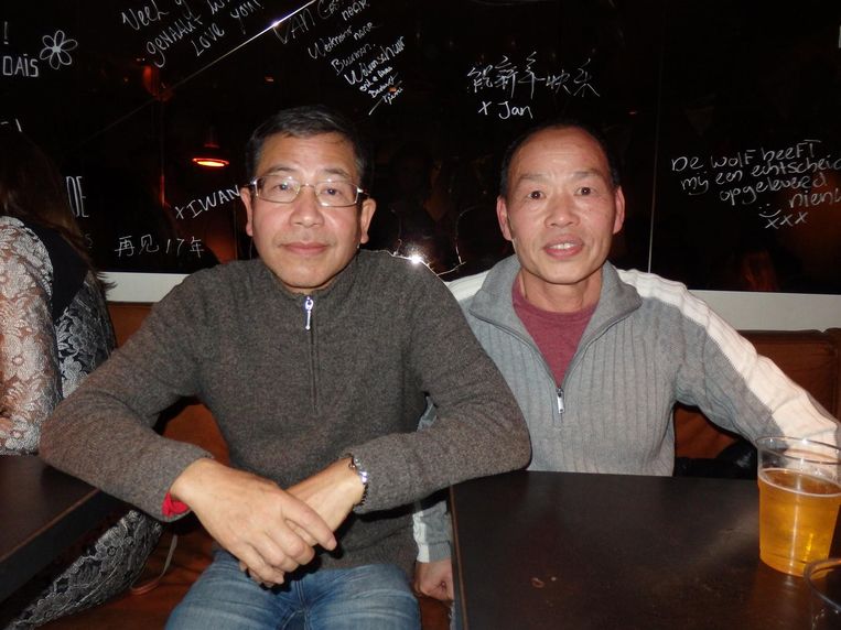 Koks Wang (links) en Yang. Wang kookt bij de Wolvenstraat vanaf het allereerste begin. Iedereen noemt hem trouwens Iwan Beeld Schuim