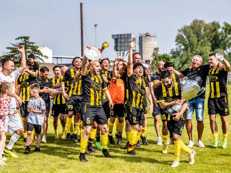 HVV kroont zich tot kampioen na stijlvolle overwinning op Bavos: ‘Dit is het mooiste wat er is’