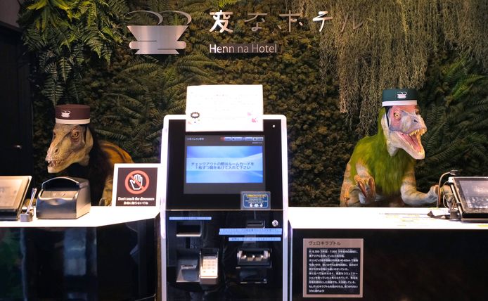 Twee dinosaurusrobots zijn in het Henn-na Hotel in Tokio geprogrammeerd om gasten in te checken.