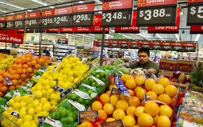 Een medewerker van Walmart vult het groente- en fruitschap aan. (Archieffoto)