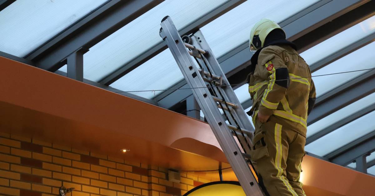 Brandweer ter plekke bij winkelcentrum in Hengelo vanwege hevige sneeuwval.