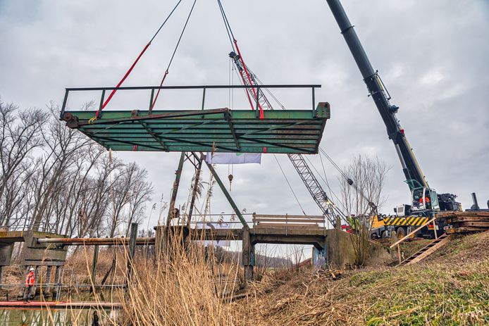 De restauratie van de brug Jannezand in Hank is nu officieel gestart met het uitnemen van het brugval.